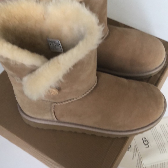 UGG Bailey Button Short Boots (Size: Big Kids 5) - Picture 3 of 17